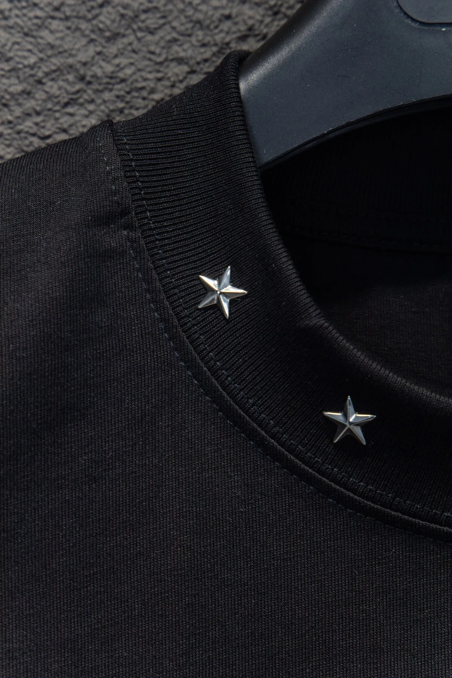 🅿️180 Style No.: 7256# Chrome hearts• 25ss ⚠YB custom-woven and custom-dyed fabrics, colors, prints, styles, accessories, hardware. The fabric is woven by imported machines. The uniqueness of the cloth texture creates a perfect garment effect. The fabric is made of 260-gram clean cloth with 320-gram 1*1 ribs. 4-color environmentally friendly custom-dyed fabrics, threads in the same cylinder, no color difference.  Gradient graffiti on garments, hand-made graffiti technology on garments, the details of the collar, pockets, cuffs, and front and rear threads are clearly visible. The printing uses Japanese BROTHER white ink digital direct-injection garment printing. This model is a global limited edition. In order to present a product like a work of art, after a long period of repeated determination of details, a very high-standard garment is presented. The front chest is made of direct-injection printing environmentally friendly glue material, using a mechanized printing process. Mechanical printing has high precision, the positioning accuracy can reach ±0.02mm, and the quality is stable.  The body of the garment is processed with hand-nailed hardware elements, which greatly increases the interest of the garment and creates a unique visual effect. The special washing effect creates a unique aged effect.  Croix Heart Short Sleeve must be the first short-sleeved piece in spring and summer that blurs the boundaries of unisex style. It has a classic dropped shoulder oversize version and a loose and casual upper body.  Color: Black White Size: S M L XL